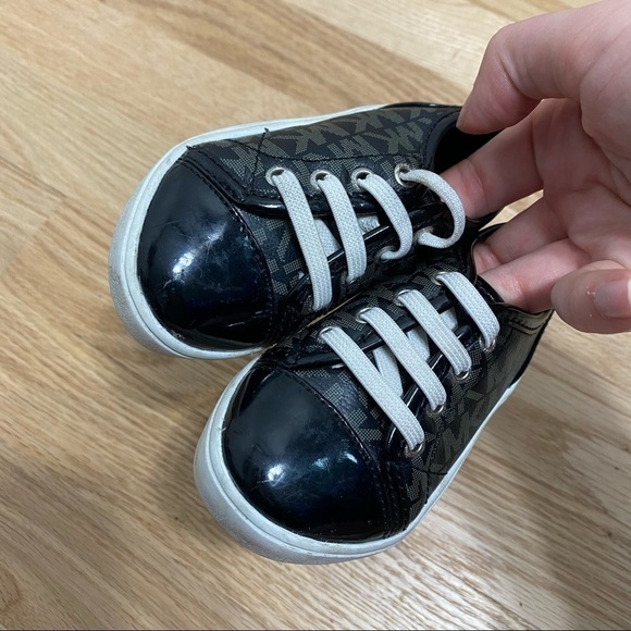 Michael Kors Low Top Sneaker Sz 5 Baby Kids Girls - Picture 6 of 7